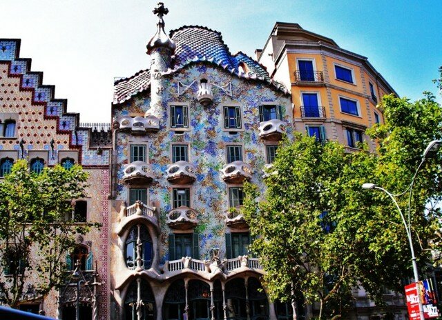 Гауди архитектор и его дома в Барселоне, Москве, мире. Фото внутри и снаружи, стиль